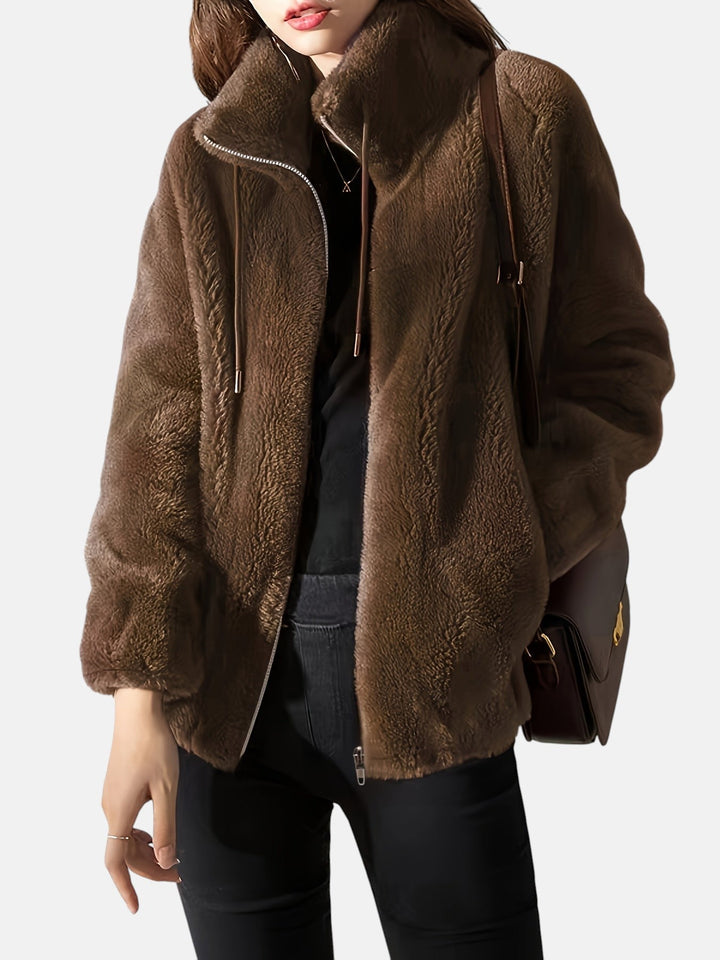 Damejakke i plys med lynlås, der giver varme hele dagen