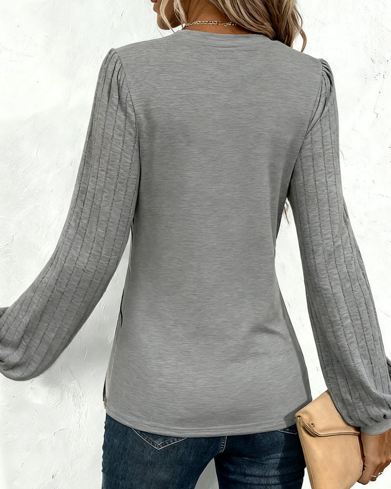 Naisten pehmeä V-kaula-aukkoinen pusero, jossa on lyhtyhihat