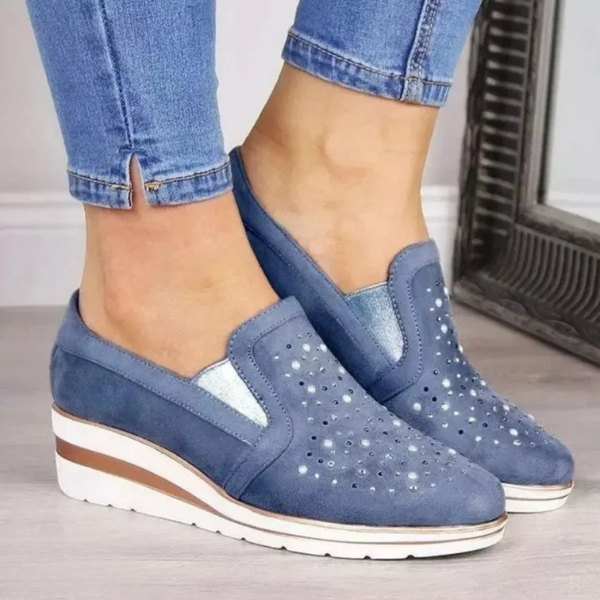 Chaussures de marche orthopédiques à enfiler pour femmes, avec coussinet et soutien.