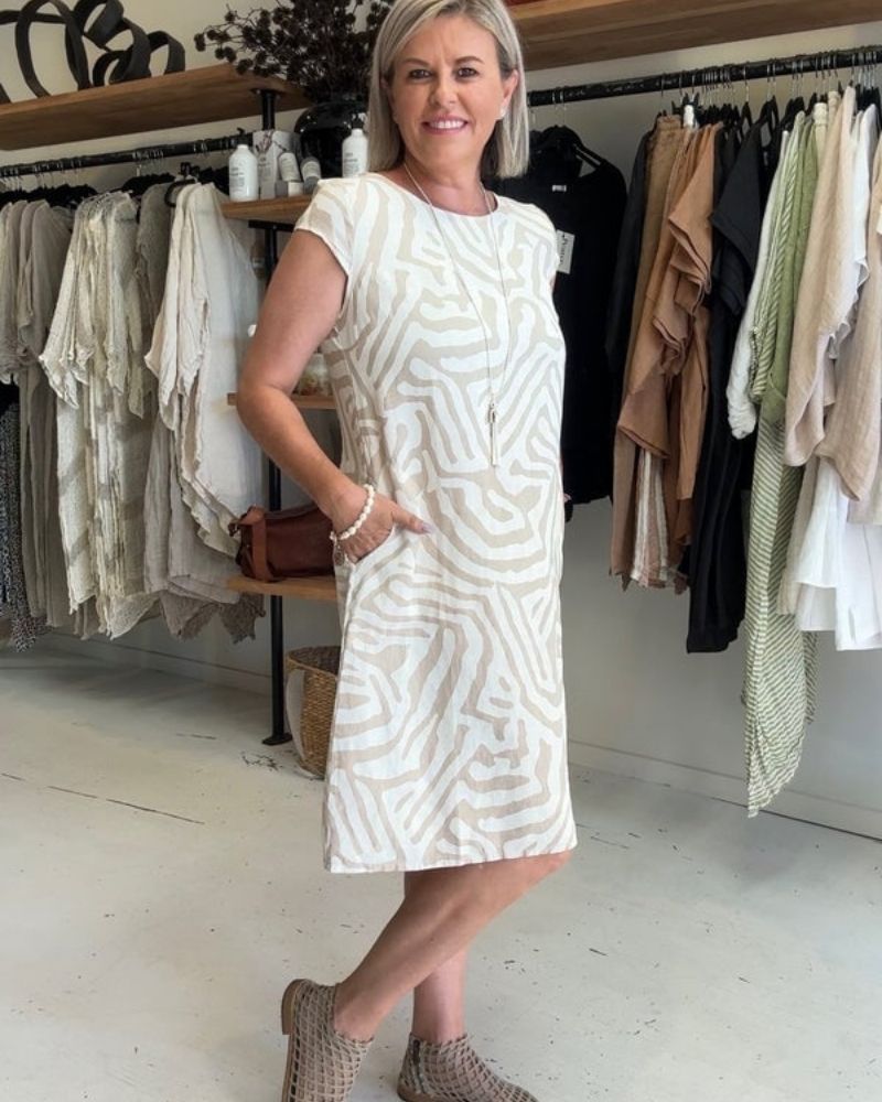 Naisten imarteleva kesämekko, jossa pyöreä pääntie ja kaunis painatus