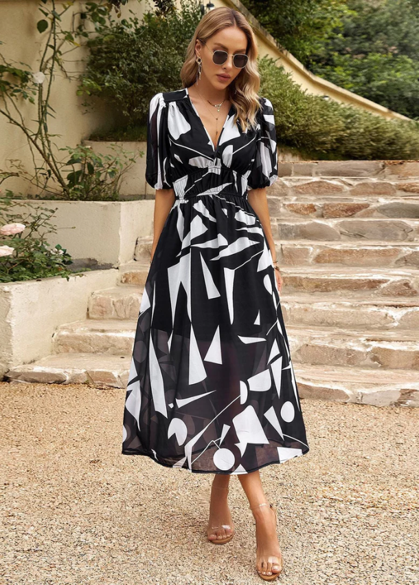 Damska sukienka midi w kwiaty z podkreślającą talią marszczeniem