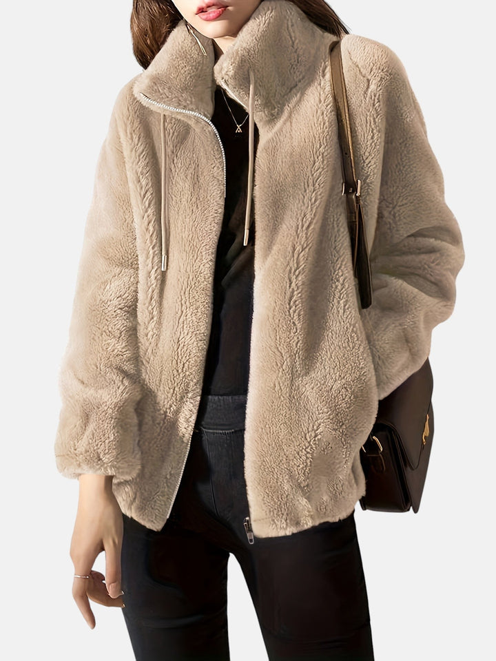 Damejakke i plys med lynlås, der giver varme hele dagen