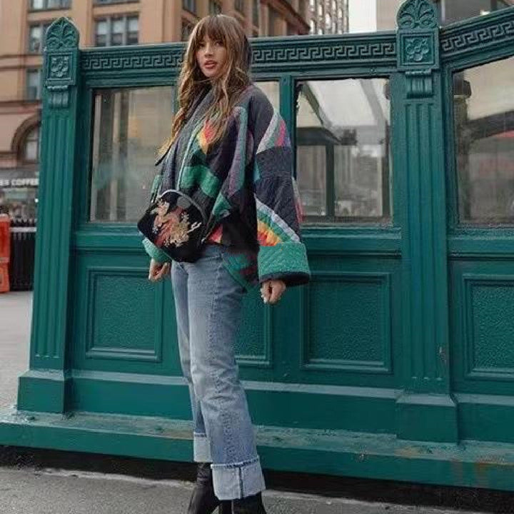 Cappotto oversize da donna in stile retrò revival con vivace design patchwork
