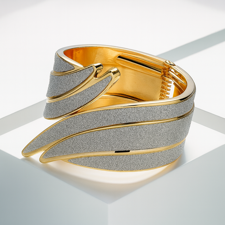 Glitzerndes, geflügeltes Statement-Armband