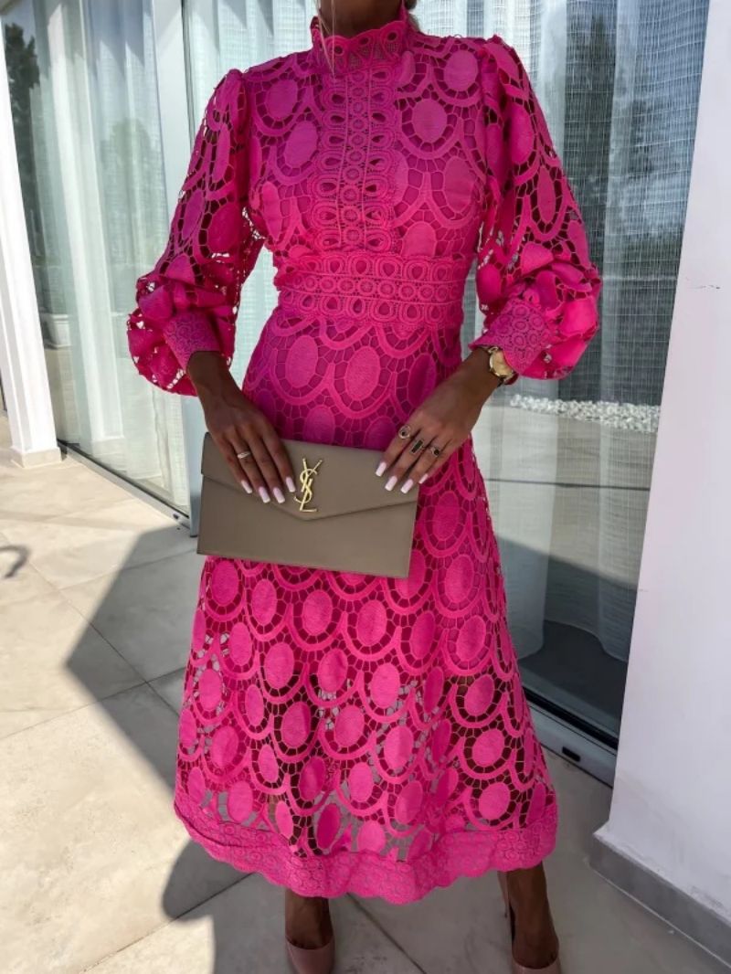 Tyylikäs naisten pitsimekko korkealla pääntiellä