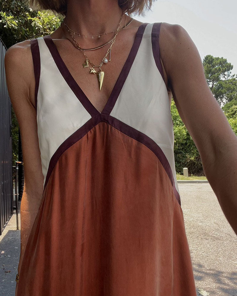 Flowing Fit Maxikjole for kvinner med V-hals i kontrast