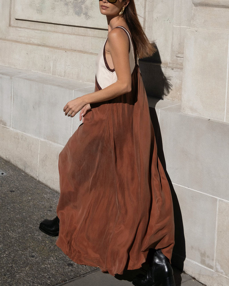 Flowing Fit Maxikjole for kvinner med V-hals i kontrast