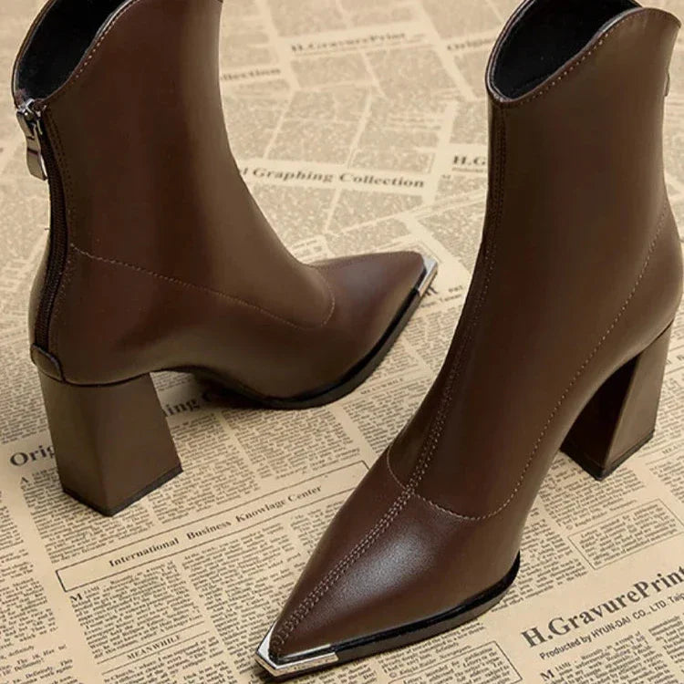Dunkelbraune Chelsea-Boots aus Kunstleder für Damen mit Chromspitze