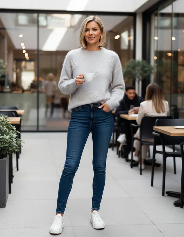 Tyylikäs naisten neulepusero, jossa on kukka-applikointi mukavaan tyyliin