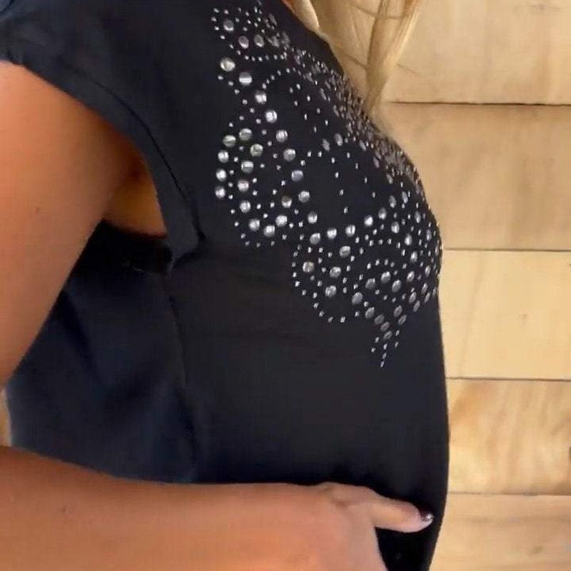 Let afslappet top med blødt stof og rhinestone accenter